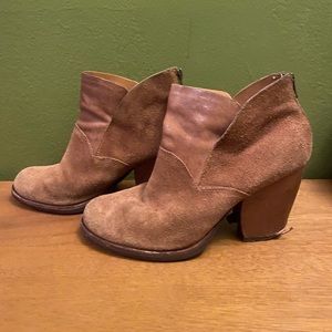 Loved! These are the best. I’ve owned like six pairs in various colors.